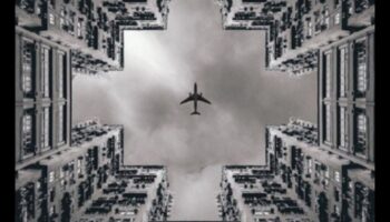 Grație geometrică: explorarea simetriei prin stiluri de fotografie arhitecturală